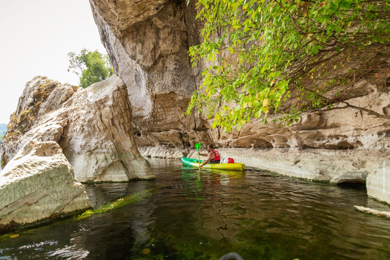 Canoë kayak sur la rivière Dordogne, activité sportive en Périgord